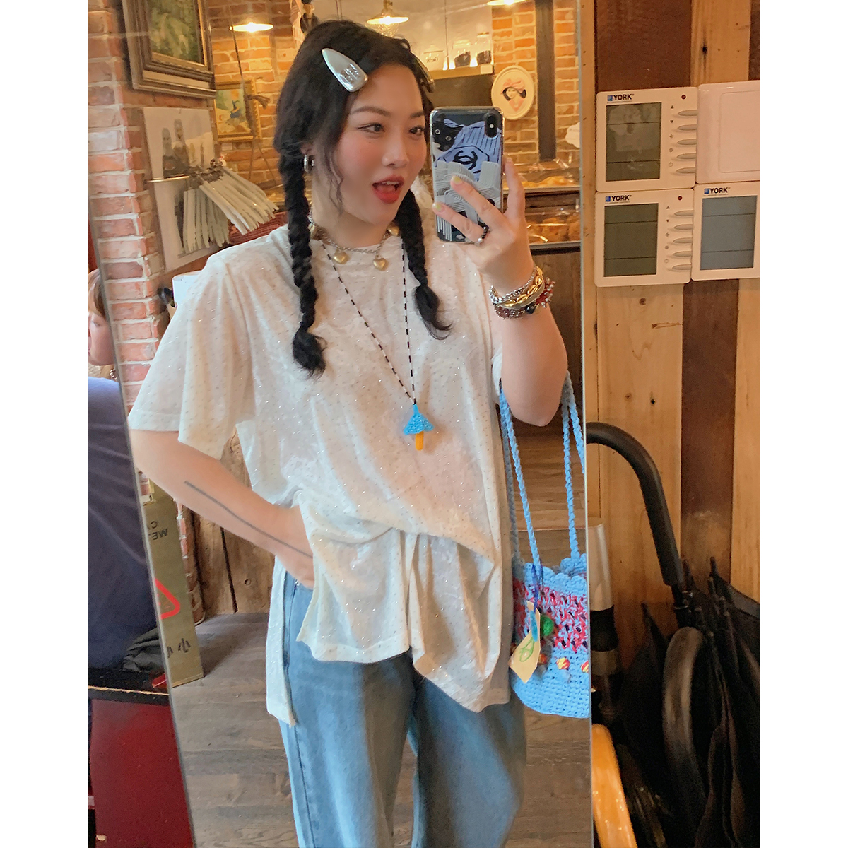 Plus Size Slit Diamond T-Shirt for Women - Short Sleeve White Top, 2025 Spring/Summer Fashion for Curvy Figures, Trendy Style Plus Size Slit Diamond T-Shirt for Women - Short Sleeve White Top, 2025 Spring/Summer Fashion for Curvy Figures, Trendy Style