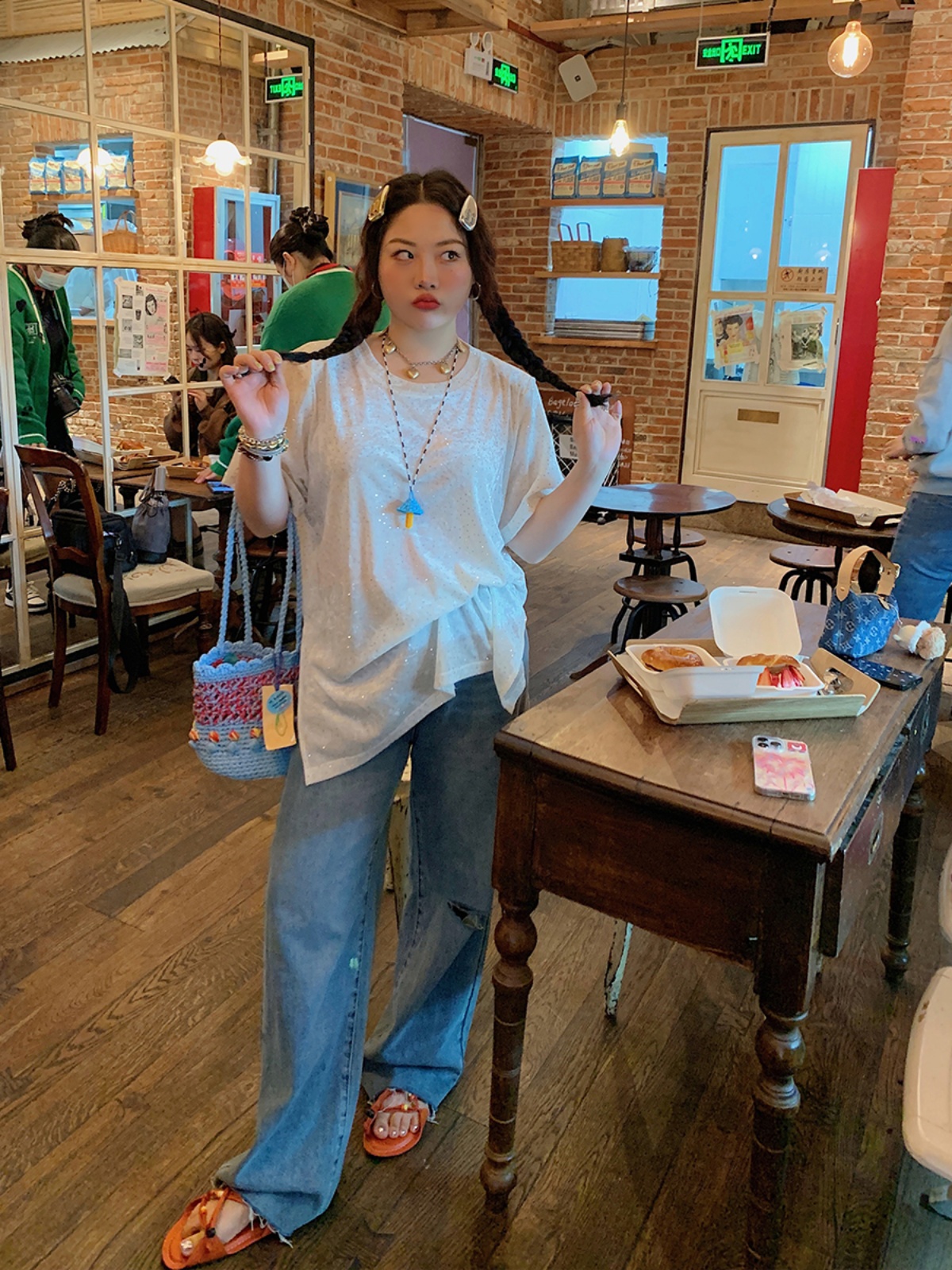 Plus Size Slit Diamond T-Shirt for Women - Short Sleeve White Top, 2025 Spring/Summer Fashion for Curvy Figures, Trendy Style Plus Size Slit Diamond T-Shirt for Women - Short Sleeve White Top, 2025 Spring/Summer Fashion for Curvy Figures, Trendy Style