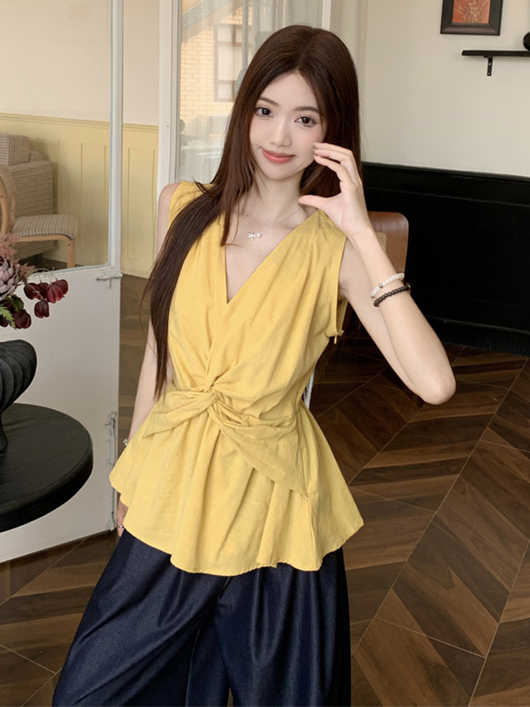 Plus Size Twisted V-Neck Tank Top for Women, Summer French Style, Slimming Sleeveless Design for Curvy Figures, Ideal for Casual Wear Plus Size Twisted V-Neck Tank Top for Women, Summer French Style, Slimming Sleeveless Design for Curvy Figures, Ideal for Casual Wear