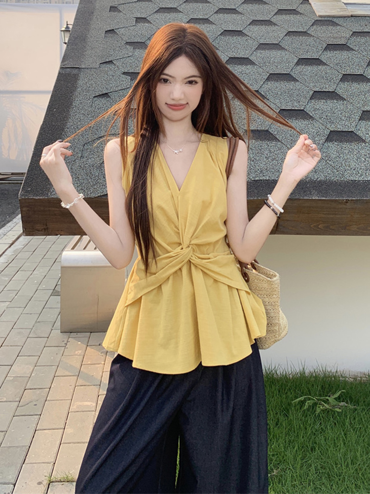 Plus Size Twisted V-Neck Tank Top for Women, Summer French Style, Slimming Sleeveless Design for Curvy Figures, Ideal for Casual Wear Plus Size Twisted V-Neck Tank Top for Women, Summer French Style, Slimming Sleeveless Design for Curvy Figures, Ideal for Casual Wear