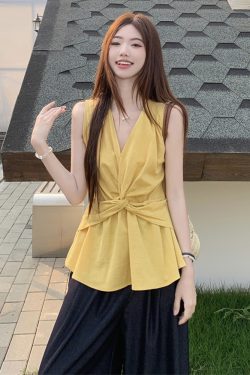 Plus Size Twisted V-Neck Tank Top for Women, Summer French Style, Slimming Sleeveless Design for Curvy Figures, Ideal for Casual Wear