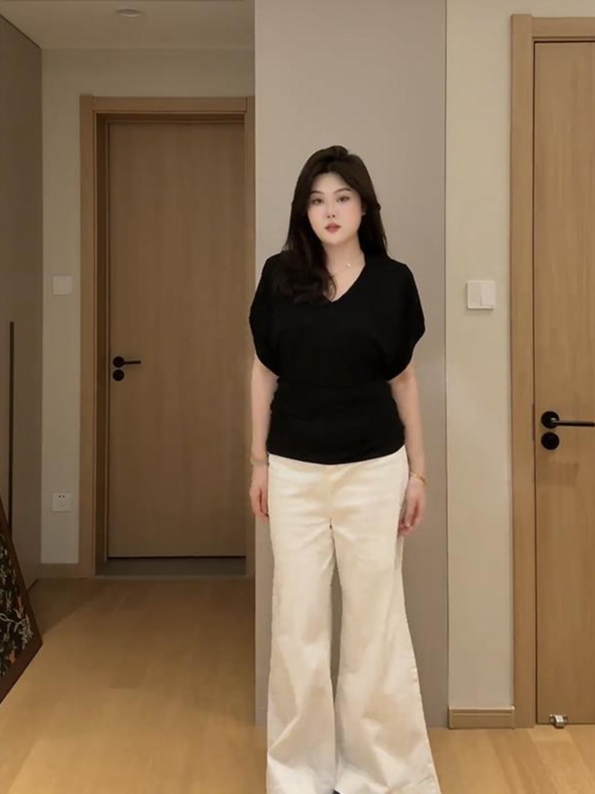 Plus-Size V-Neck Short Sleeve T-Shirt for Women, Flattering Batwing Sleeve Top, Unique Summer Style, Chic and Comfortable Plus-Size V-Neck Short Sleeve T-Shirt for Women, Flattering Batwing Sleeve Top, Unique Summer Style, Chic and Comfortable