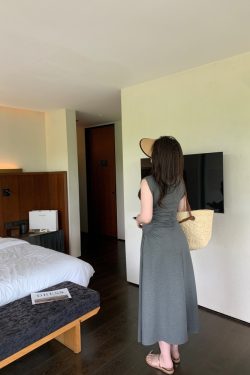 Plus-Size Waist-Cinching Minimalist Dress - Slimming Short Sleeve Mid-Length for Effortless Style