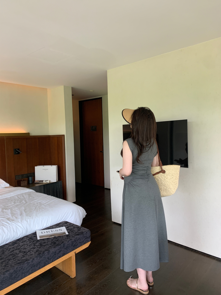 Plus-Size Waist-Cinching Minimalist Dress - Slimming Short Sleeve Mid-Length for Effortless Style Plus-Size Waist-Cinching Minimalist Dress - Slimming Short Sleeve Mid-Length for Effortless Style