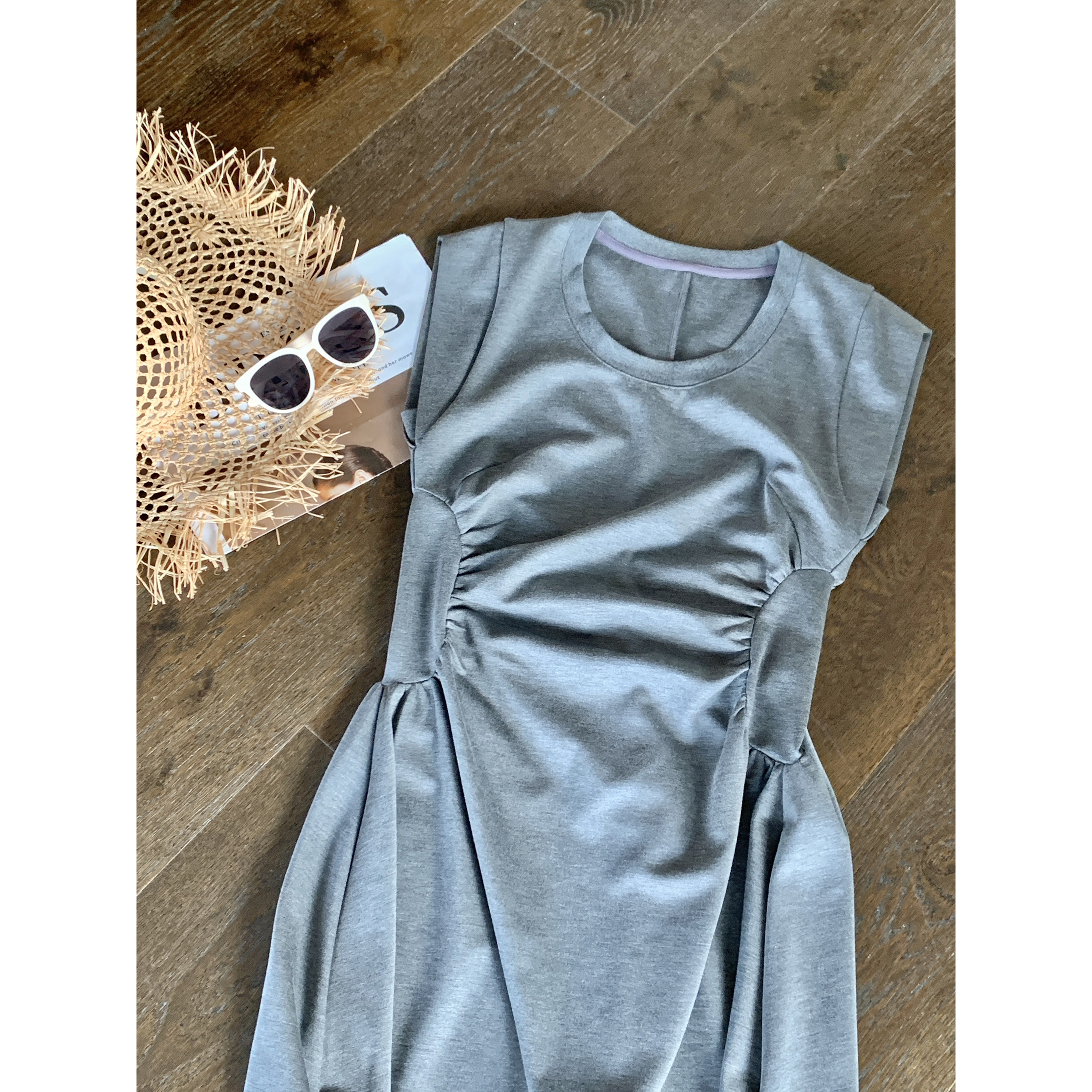 Plus-Size Waist-Cinching Minimalist Dress - Slimming Short Sleeve Mid-Length for Effortless Style Plus-Size Waist-Cinching Minimalist Dress - Slimming Short Sleeve Mid-Length for Effortless Style