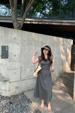 Plus-Size Waist-Cinching Minimalist Dress - Slimming Short Sleeve Mid-Length for Effortless Style