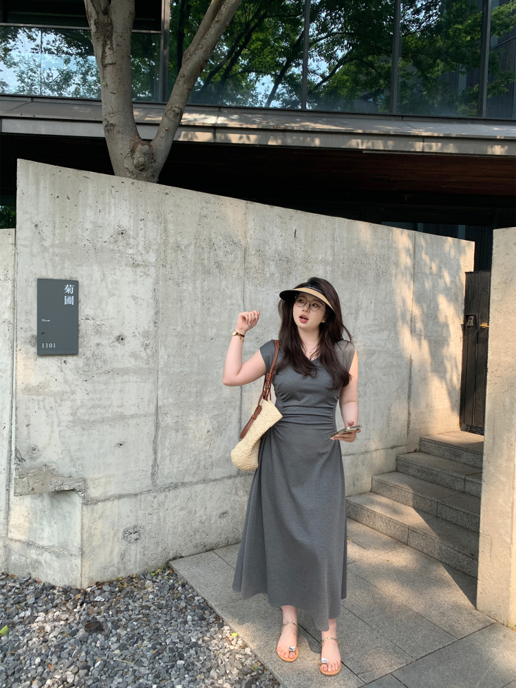 Plus-Size Waist-Cinching Minimalist Dress - Slimming Short Sleeve Mid-Length for Effortless Style Plus-Size Waist-Cinching Minimalist Dress - Slimming Short Sleeve Mid-Length for Effortless Style