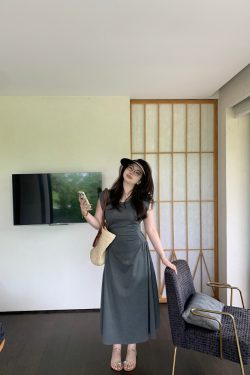 Plus-Size Waist-Cinching Minimalist Dress - Slimming Short Sleeve Mid-Length for Effortless Style