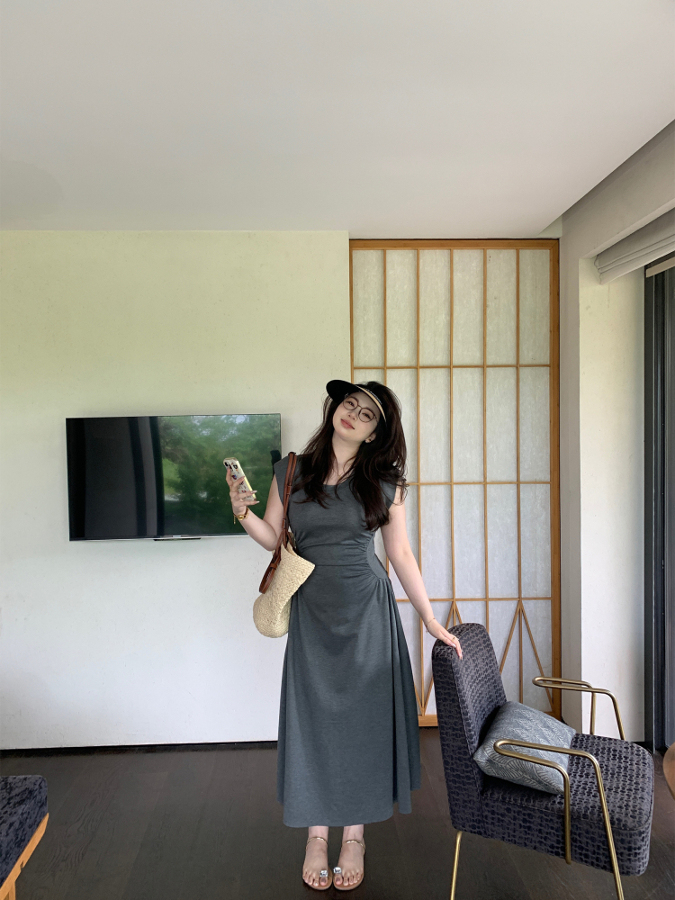 Plus-Size Waist-Cinching Minimalist Dress - Slimming Short Sleeve Mid-Length for Effortless Style Plus-Size Waist-Cinching Minimalist Dress - Slimming Short Sleeve Mid-Length for Effortless Style