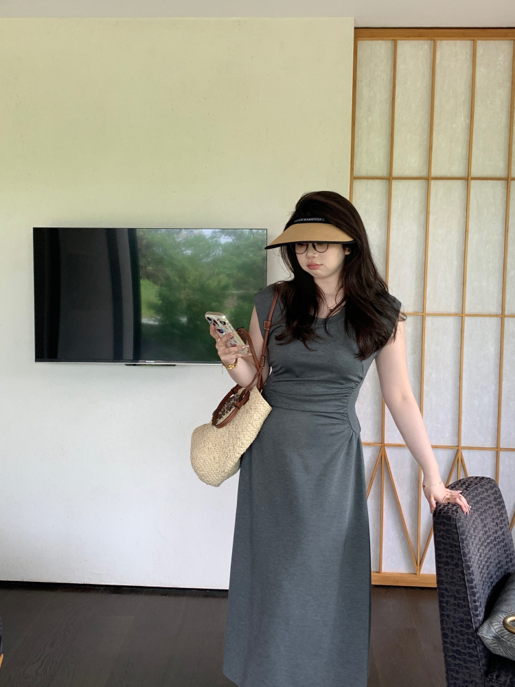 Plus-Size Waist-Cinching Minimalist Dress - Slimming Short Sleeve Mid-Length for Effortless Style Plus-Size Waist-Cinching Minimalist Dress - Slimming Short Sleeve Mid-Length for Effortless Style