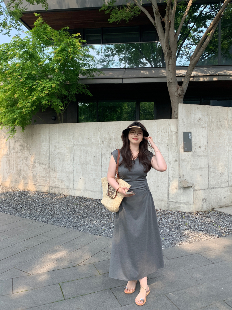 Plus-Size Waist-Cinching Minimalist Dress - Slimming Short Sleeve Mid-Length for Effortless Style Plus-Size Waist-Cinching Minimalist Dress - Slimming Short Sleeve Mid-Length for Effortless Style