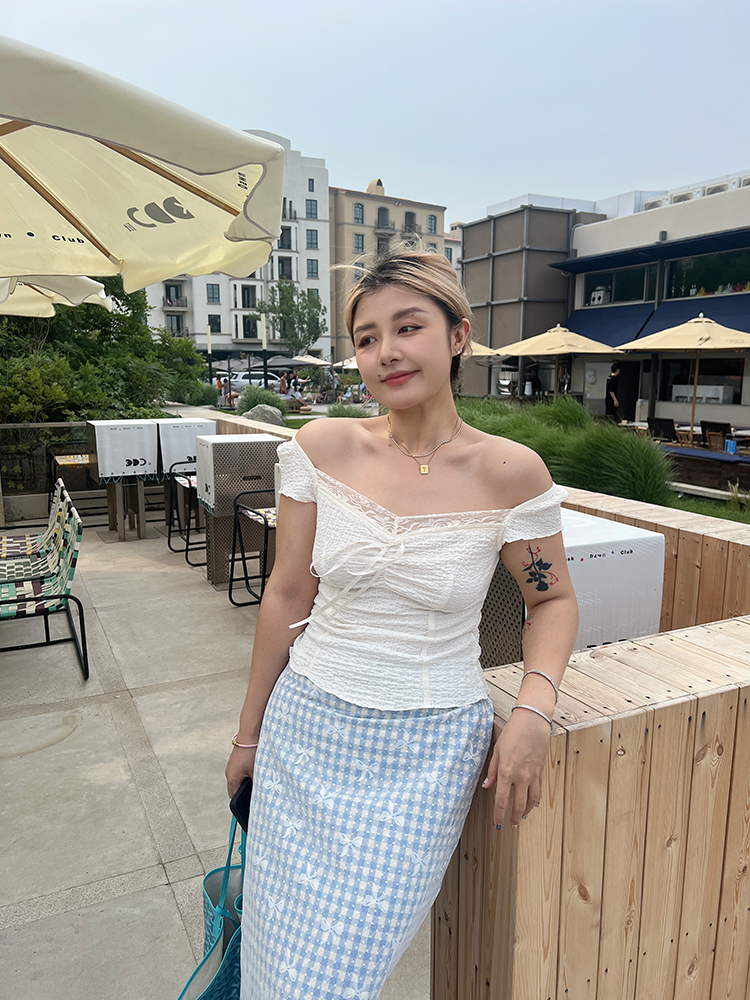 Plus Size White Lace Trim Tank Top for Women, Stylish Sweet and Spicy Short Top, Perfect for Y2K and 90s Inspired Looks Plus Size White Lace Trim Tank Top for Women, Stylish Sweet and Spicy Short Top, Perfect for Y2K and 90s Inspired Looks