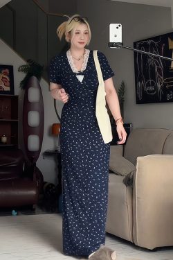 Plus-Size Women's Elegant French V-Neck Floral Dress with Lace Trim - Summer Long Dress for Curvy Style