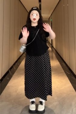 Plus-Size Women's French Bow Design Short Sleeve T-Shirt – Flattering Summer Top for Curvy Figures, Versatile Style