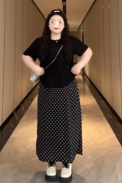 Plus-Size Women's French Bow Design Short Sleeve T-Shirt – Flattering Summer Top for Curvy Figures, Versatile Style