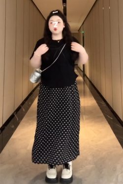 Plus-Size Women's French Bow Design Short Sleeve T-Shirt – Flattering Summer Top for Curvy Figures, Versatile Style