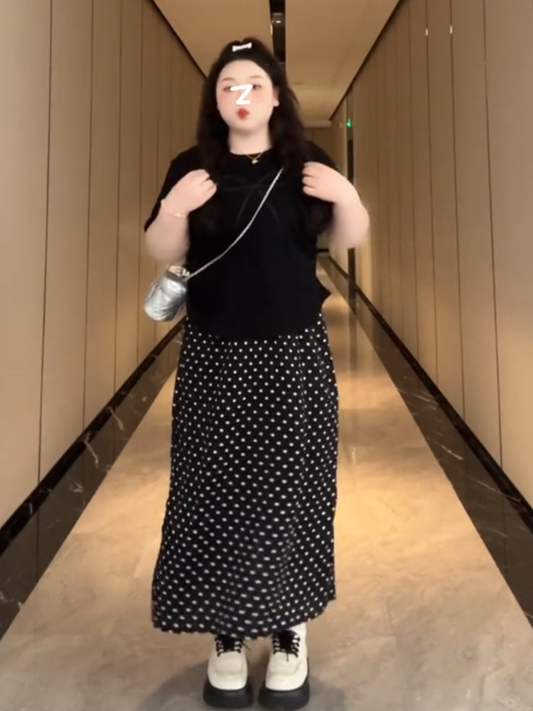 Plus-Size Women's French Bow Design Short Sleeve T-Shirt – Flattering Summer Top for Curvy Figures, Versatile Style Plus-Size Women's French Bow Design Short Sleeve T-Shirt – Flattering Summer Top for Curvy Figures, Versatile Style