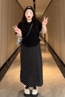 Plus-Size Women's French Bow Design Short Sleeve T-Shirt – Flattering Summer Top for Curvy Figures, Versatile Style