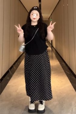 Plus-Size Women's French Bow Design Short Sleeve T-Shirt – Flattering Summer Top for Curvy Figures, Versatile Style