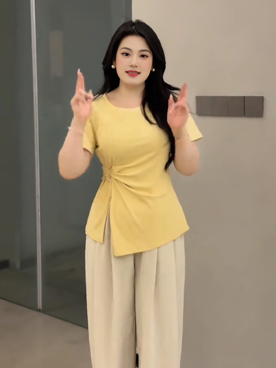 Plus-Size Women's French Design Summer Short-Sleeve T-Shirt, Unique Irregular Cut, Tummy-Covering Split Top for Curvy Styles Plus-Size Women's French Design Summer Short-Sleeve T-Shirt, Unique Irregular Cut, Tummy-Covering Split Top for Curvy Styles