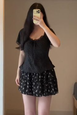 Plus-Size Women's French Lace V-Neck Short Sleeve T-Shirt - Summer Slim-Fit Top for Curvy Fashion, Casual Chic Style