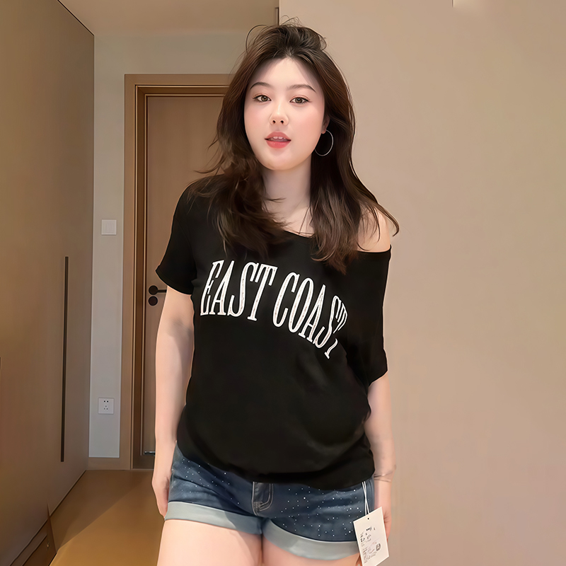 Plus-Size Women's Retro Letter Print Short-Sleeve T-Shirt - 2025 Summer Slanted Shoulder Top for Curvy Fashionistas Plus-Size Women's Retro Letter Print Short-Sleeve T-Shirt - 2025 Summer Slanted Shoulder Top for Curvy Fashionistas