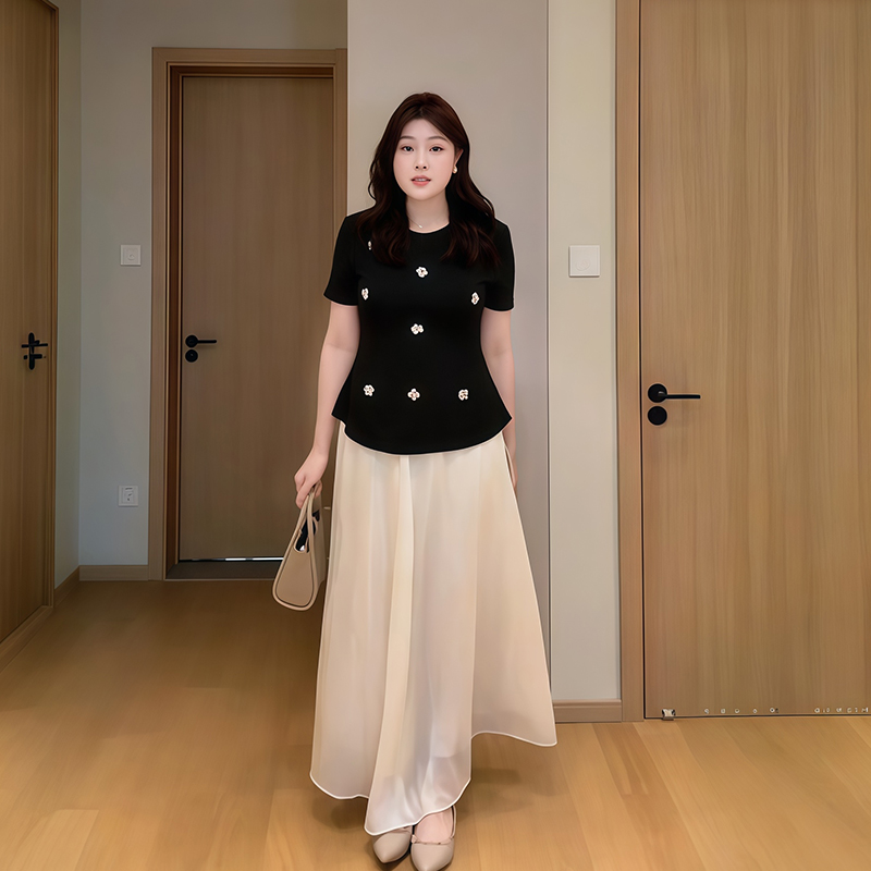 Plus-Size Women's Sequin Floral Short Sleeve Top - Summer Style for Curvy Figures, Perfect with a Slimming Skirt Set Plus-Size Women's Sequin Floral Short Sleeve Top - Summer Style for Curvy Figures, Perfect with a Slimming Skirt Set