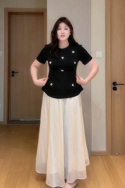 Plus-Size Women's Sequin Floral Short Sleeve Top - Summer Style for Curvy Figures, Perfect with a Slimming Skirt Set