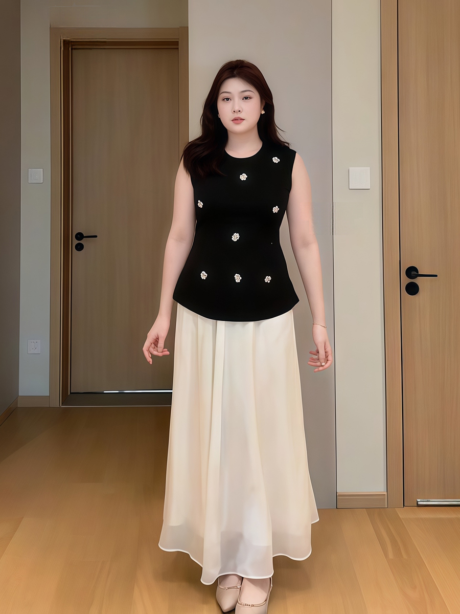 Plus-Size Women's Sequin Floral Short Sleeve Top - Summer Style for Curvy Figures, Perfect with a Slimming Skirt Set Plus-Size Women's Sequin Floral Short Sleeve Top - Summer Style for Curvy Figures, Perfect with a Slimming Skirt Set