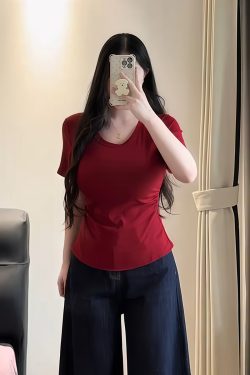 Plus-Size Women's U-Neck Curved Hem Short Sleeve T-Shirt - Summer Pleated Waist Design for a Slimming Effect - Flattering Fit for Curvy Figures