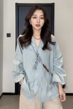 Plus-Size Women's Vintage Embroidered V-Neck Shirt - Loose, Flattering Summer Top for Curvy Figures - Versatile French Style