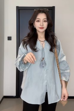 Plus-Size Women's Vintage Embroidered V-Neck Shirt - Loose, Flattering Summer Top for Curvy Figures - Versatile French Style