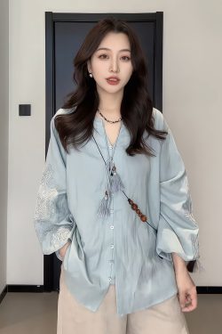 Plus-Size Women's Vintage Embroidered V-Neck Shirt - Loose, Flattering Summer Top for Curvy Figures - Versatile French Style