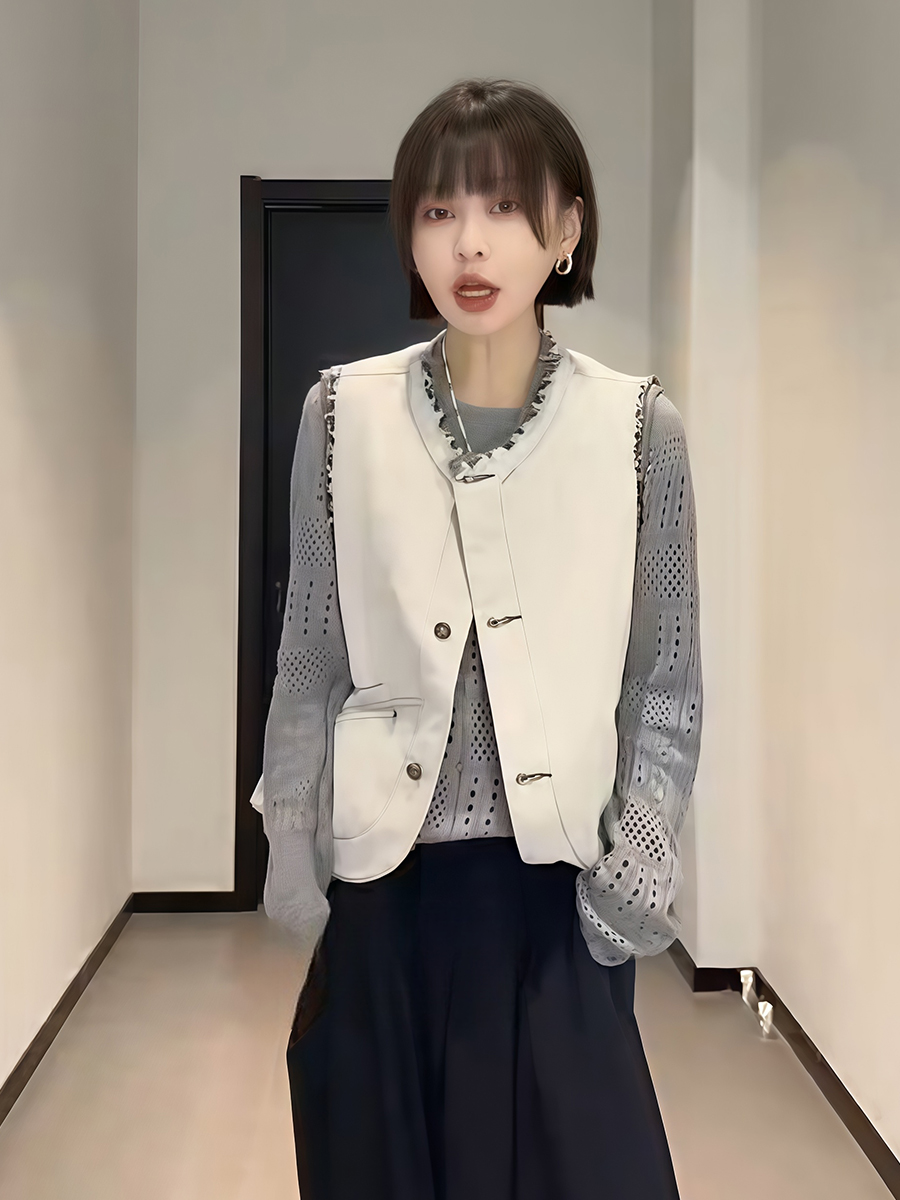 Plus-Size Women's Vintage Frayed Round-Neck Sleeveless Short Coat - Flattering Versatile Spring Vest for Trendy Plus-Size Fashion Plus-Size Women's Vintage Frayed Round-Neck Sleeveless Short Coat - Flattering Versatile Spring Vest for Trendy Plus-Size Fashion