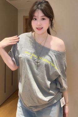 Plus-Size Women's Vintage Off-Shoulder Short Sleeve T-Shirt, Loose-Fitting Summer Top for Curvy Figures, Chic and Slimming Style