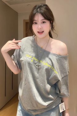 Plus-Size Women's Vintage Off-Shoulder Short Sleeve T-Shirt, Loose-Fitting Summer Top for Curvy Figures, Chic and Slimming Style