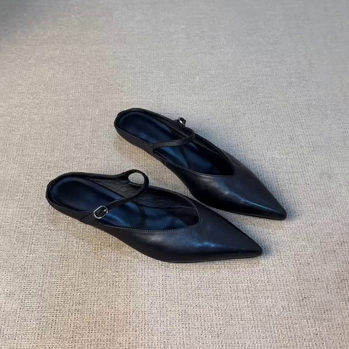 Pointed Thick-Soled Closed-Toe Half Slippers in Sheepskin - French Retro One-Strap Shallow Mouth Mules for Stylish Comfort Pointed Thick-Soled Closed-Toe Half Slippers in Sheepskin - French Retro One-Strap Shallow Mouth Mules for Stylish Comfort