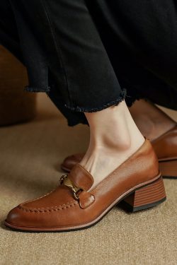 Pointed Toe Small Leather Shoes for Women with Retro Metal Buckle - Italian Style Footwear for Spring and Autumn 2025