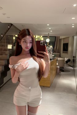 Pure Desire Off-Shoulder Slim Fit T-Shirt - Short Sleeve Top in 90s Style for Effortless Chic Looks