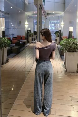 Pure Desire Off-Shoulder Slim Fit T-Shirt - Short Sleeve Top in 90s Style for Effortless Chic Looks