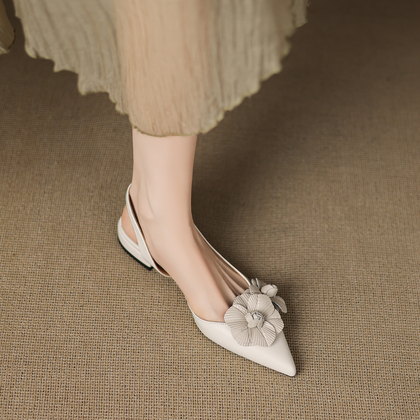 Purple Rose Genuine Leather Pointed Flower Sandals for Women, Summer Low-Heeled Closed-Toe Footwear, Versatile Floral Design Purple Rose Genuine Leather Pointed Flower Sandals for Women, Summer Low-Heeled Closed-Toe Footwear, Versatile Floral Design