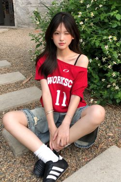 Red One-Shoulder Short Sleeve Women's Summer Letter Print Casual Off-Shoulder T-Shirt - Sexy Loose Slimming Top for Y2K Style