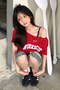 Red One-Shoulder Short Sleeve Women's Summer Letter Print Casual Off-Shoulder T-Shirt - Sexy Loose Slimming Top for Y2K Style
