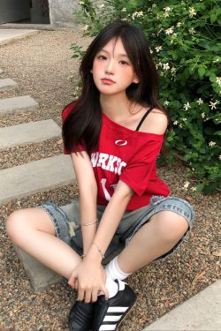 Red One-Shoulder Short Sleeve Women's Summer Letter Print Casual Off-Shoulder T-Shirt - Sexy Loose Slimming Top for Y2K Style