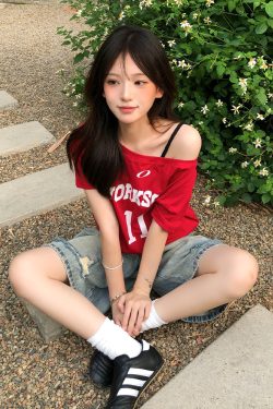 Red One-Shoulder Short Sleeve Women's Summer Letter Print Casual Off-Shoulder T-Shirt - Sexy Loose Slimming Top for Y2K Style
