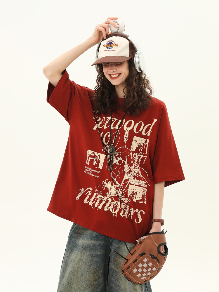 Red Short-Sleeve T-Shirt for Women with Retro Letter Print, Loose Fit College Style, Casual 90s Inspired Top Red Short-Sleeve T-Shirt for Women with Retro Letter Print, Loose Fit College Style, Casual 90s Inspired Top
