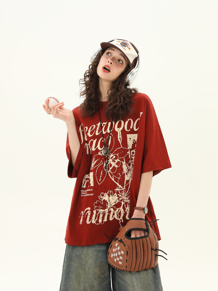 Red Short-Sleeve T-Shirt for Women with Retro Letter Print, Loose Fit College Style, Casual 90s Inspired Top Red Short-Sleeve T-Shirt for Women with Retro Letter Print, Loose Fit College Style, Casual 90s Inspired Top