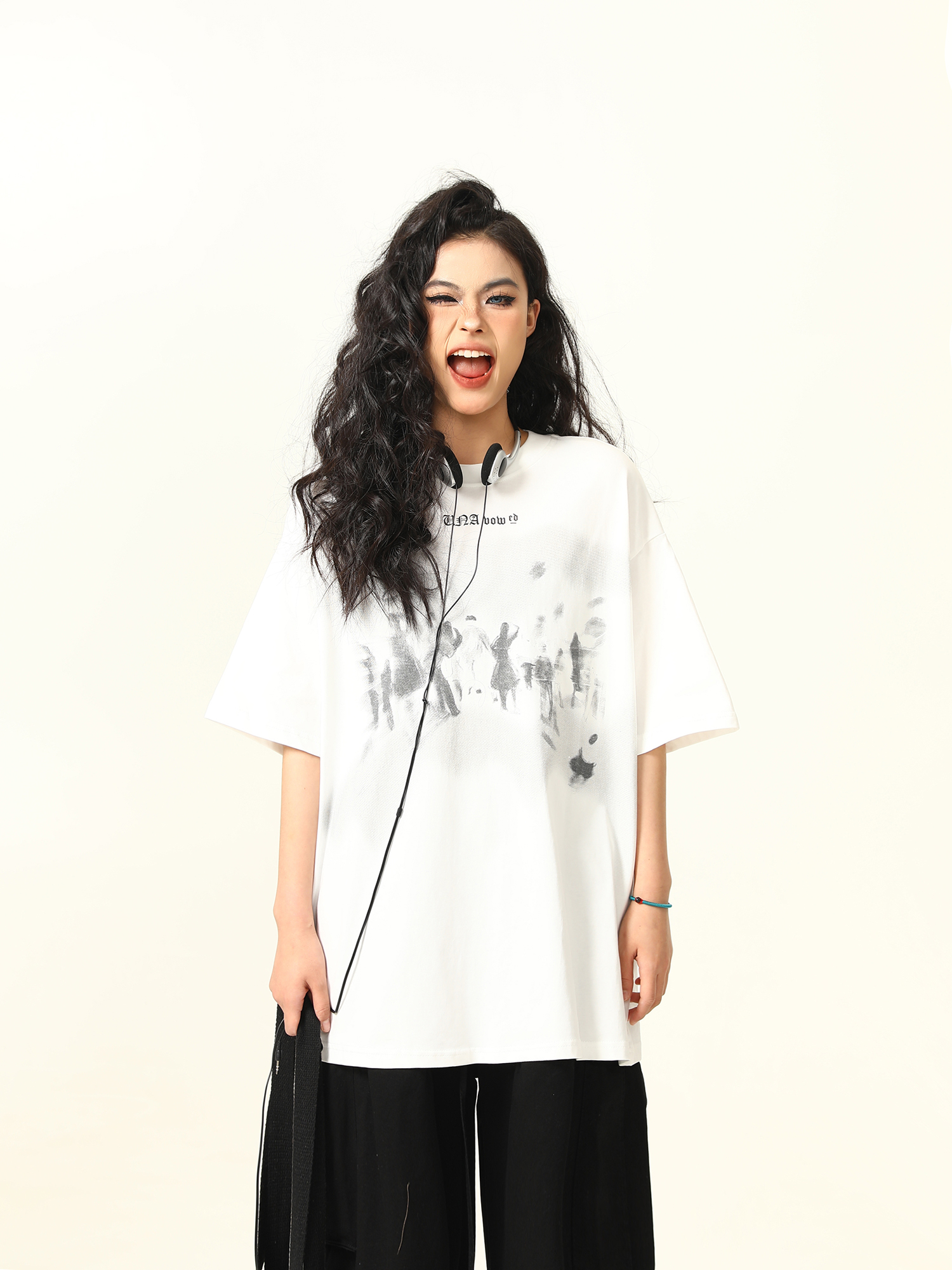 Retro Alien Print Short-Sleeve T-Shirt for Men and Women, Loose Fit Summer Top, Vintage 90s Style, Unisex Fashion Tee Retro Alien Print Short-Sleeve T-Shirt for Men and Women, Loose Fit Summer Top, Vintage 90s Style, Unisex Fashion Tee