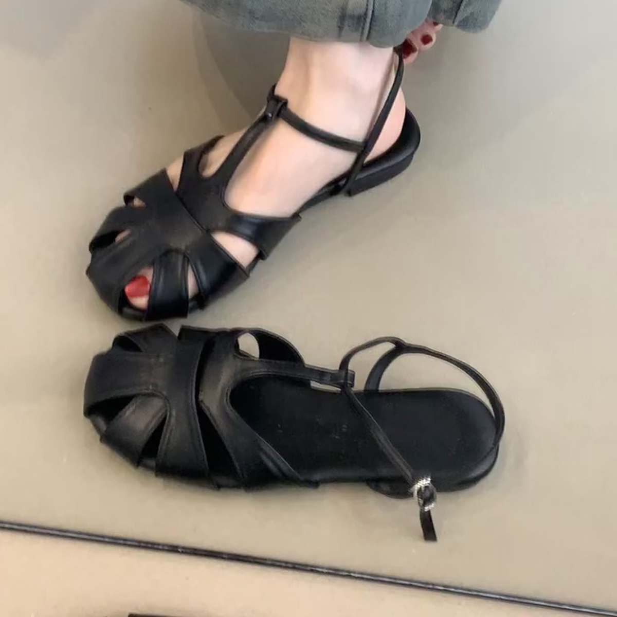 Retro Artistic Hollow-Out Buckle Sandals for Women - Sheepskin Woven Flat Roman Shoes, Casual Pig Cage Style Retro Artistic Hollow-Out Buckle Sandals for Women - Sheepskin Woven Flat Roman Shoes, Casual Pig Cage Style