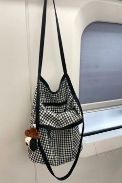 Retro Checkered Large Capacity Water Bucket Bag - Black and White Plaid Commuter Tote, Hand-Held Canvas Shopping Bag